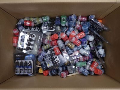 une boîte en carton remplie de différentes sortes de sodas