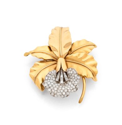 une broche en or et diamants, signée Van Cleef