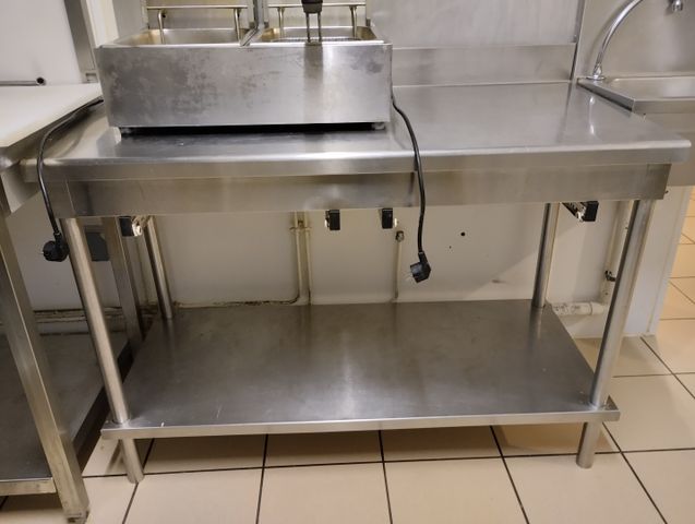 Table inox avec tablette inférieure (équipé de deux tiroirs manqu...