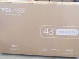 une boîte en carton sur laquelle est représentée une télévision