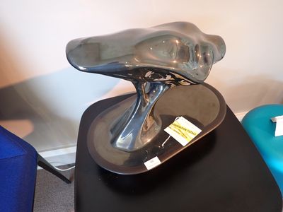 une sculpture en verre posée sur une table noire