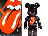 La figurine Bearbrick des Rolling Stones se trouve à côté d'une boîte
