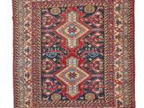 un tapis rouge et bleu à motifs de losanges