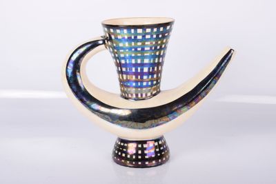 un vase en argent posé sur une table