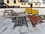 un tas de planches de bois posé par terre à côté d'un panneau de signalisation