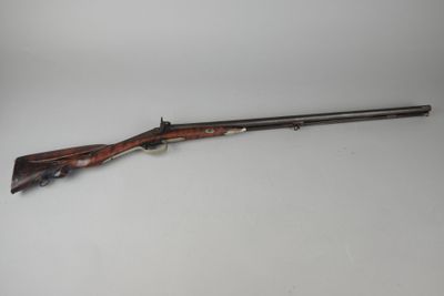 un fusil avec un canon en bois et une poignée en bois