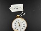 une image représentant une horloge dorée dont le cadran est orné de chiffres romains