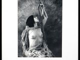 photographie en noir et blanc d'une femme tenant une cigarette à la main