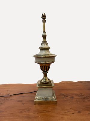 une lampe posée sur une table en bois