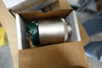 une boîte contenant un objet métallique