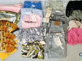 un tas de vêtements posés sur une table