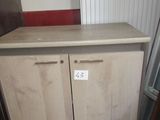 une armoire à deux portes, munie d'une poignée