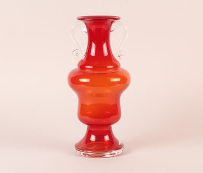 une image représentant un vase en verre rouge sur fond blanc