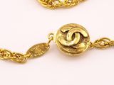 a close up of a gold chain with a clasp on it