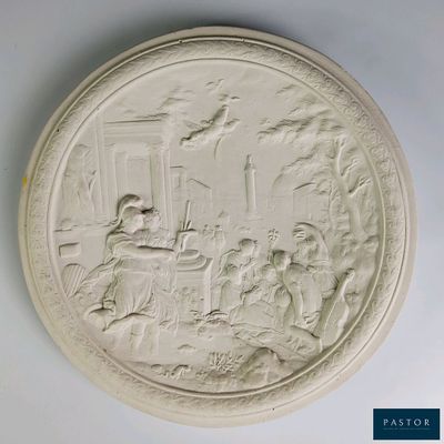 une assiette blanche sur laquelle est représenté un homme et une femme