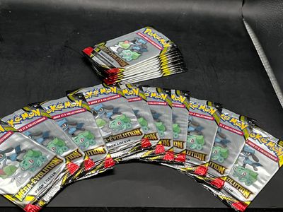 un tas de cartes pokemon posées sur une table