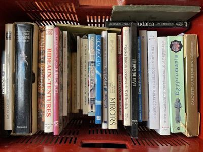beaucoup de livres qui se trouvent dans une boîte rouge