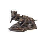 sculpture en bronze représentant un taureau posé sur un rocher, sur fond blanc