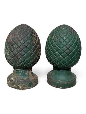une paire d'ananas verts posés sur des socles, sur fond blanc