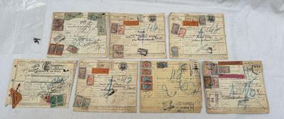 Plusieurs vieilles cartes postales sont posées sur une table