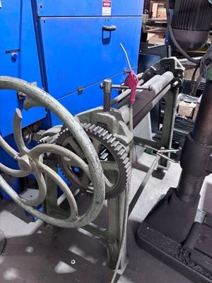 une machine à laquelle est raccordé un tuyau sur le côté