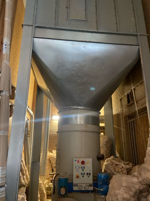 une grande machine installée à l'intérieur d'un bâtiment