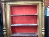 une étagère en bois surmontée d'une étagère rouge