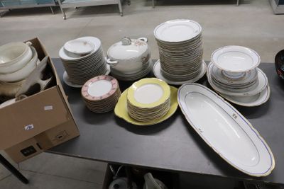 plusieurs assiettes et bols posés sur une table dans une pièce