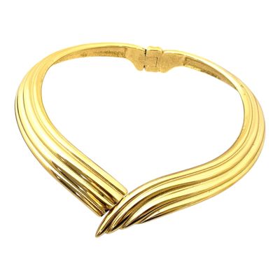 gros plan d'un collier en or sur fond blanc