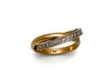 gros plan d'une bague en or et diamants sur fond blanc