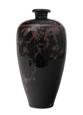 un vase noir orné d'un motif marron