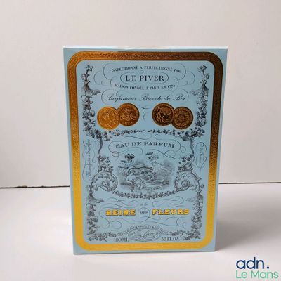 une photo d'un livre sur lequel sont posées deux pièces de monnaie
