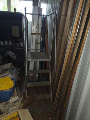 une échelle adossée au mur d'une pièce