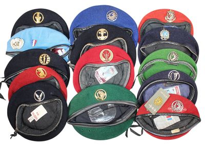 many hats that are lined up together in a row