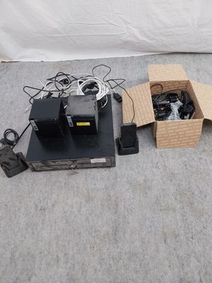 une boîte contenant un équipement électronique quelconque