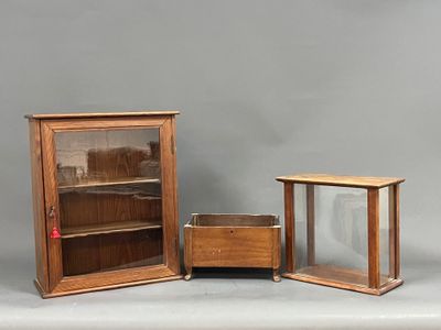 deux petites vitrines en bois avec des portes vitrées et un tiroir