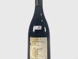 la bouteille de vin est posée sur une surface blanche