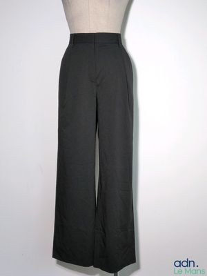 un gros plan sur un mannequin vêtu d'un tailleur-pantalon noir