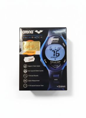gros plan d'une montre dans une boîte sur une surface blanche