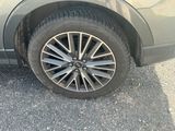 un gros plan sur le pneu d'une voiture sur la route