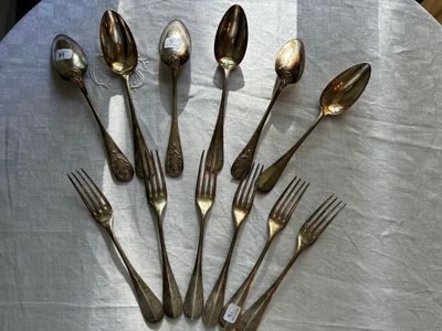 beaucoup de cuillères et de fourchettes en argent sur une table