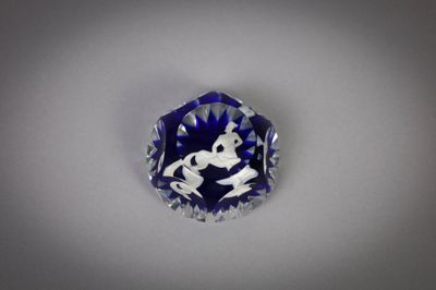 BACCARAT Boule presse-papier En cristal et sulfure À décor S… - Photo 1