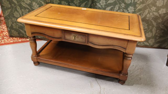 Table basse à 2 plateaux, ouvrant à un tiroir H : 46 x 90 x 50