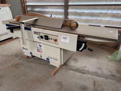 une machine qui se trouve dans un garage