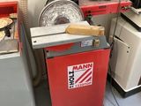 une machine posée sur une table dans une pièce