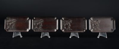 quatre morceaux de chocolat empilés les uns sur les autres sur une surface noire