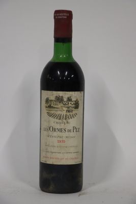 une bouteille de vin posée sur une table