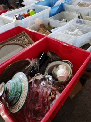 une boîte rouge remplie d'objets assortis sur une table