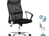 La chaise de bureau est noire et possède un dossier en résille.
