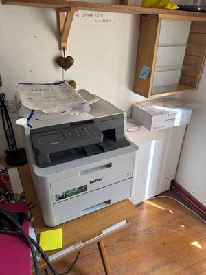 une imprimante posée sur un bureau dans une pièce